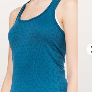 Lululemon swiftly tech top tank style racer back in size 6